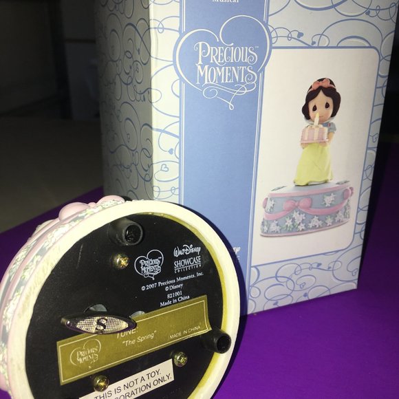 Precious Moments Disney Showcase Collection Snow White First Birthday Musical - Picture 3 of 7